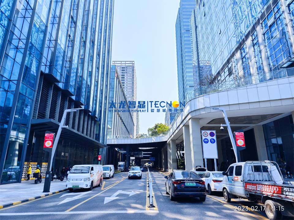 深圳某高新科技園啟用太龍智顯245套LED燈桿屏，展現科技創新力！
