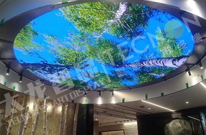 北京國貿始祖鳥店：天花板上的圓形 LED 屏，重新定義空間美學